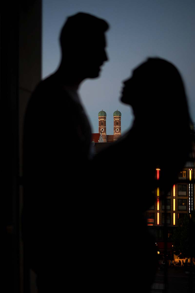 Man und Frau in der Dunkelheit