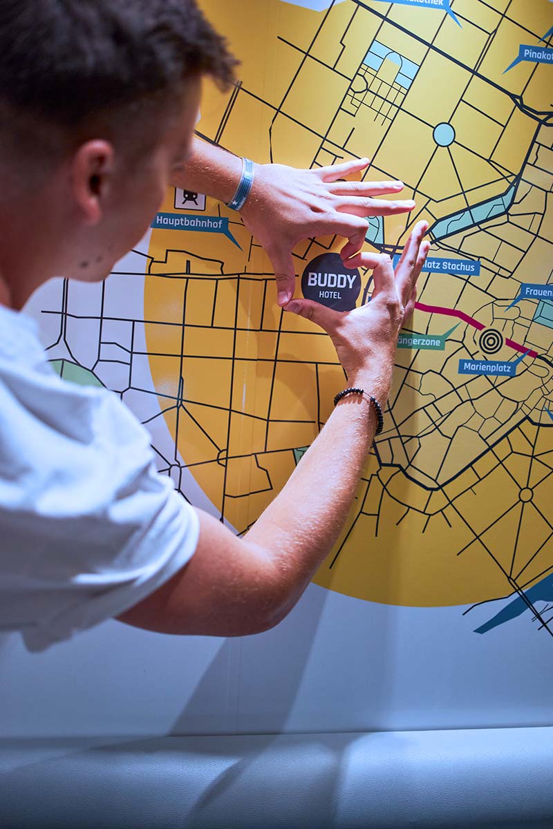 Man zeigt Hotel Buddy auf dem Straßenplan
