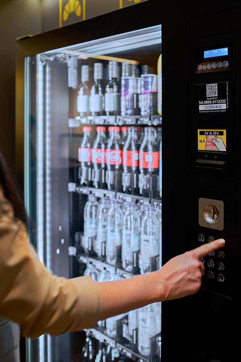Frau kauft Coca Cola