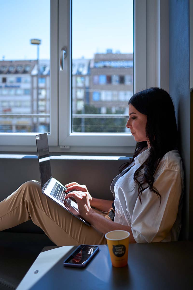 Frau arbeitet am Computer im Buddy Zimmer
