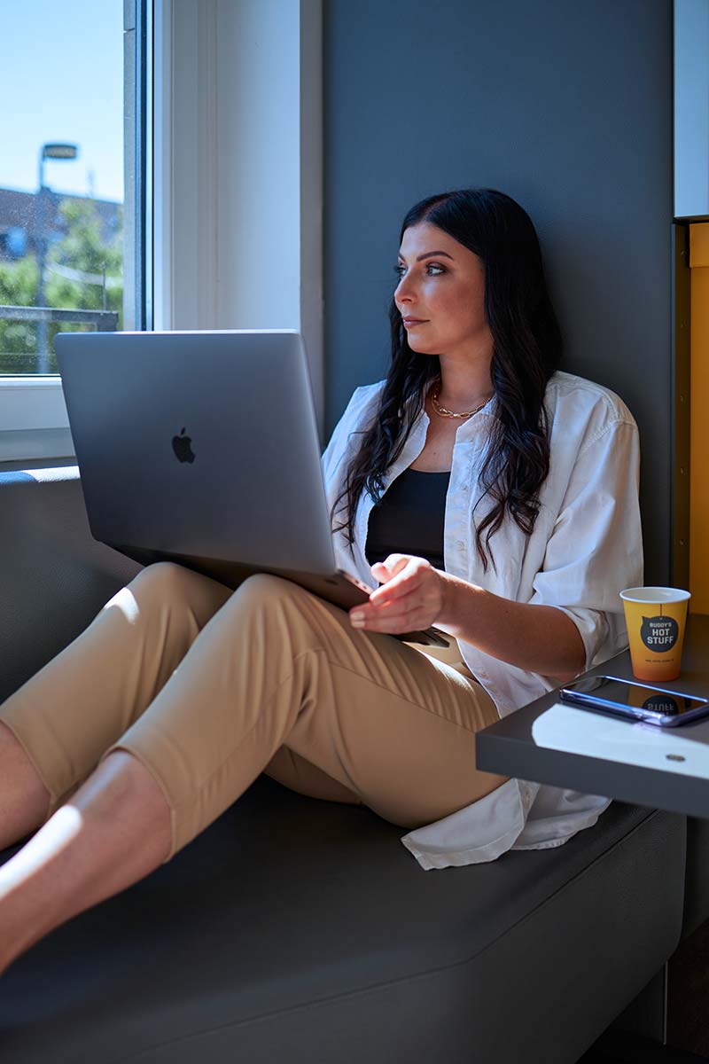 Frau arbeitet am Computer im Buddy Zimmer