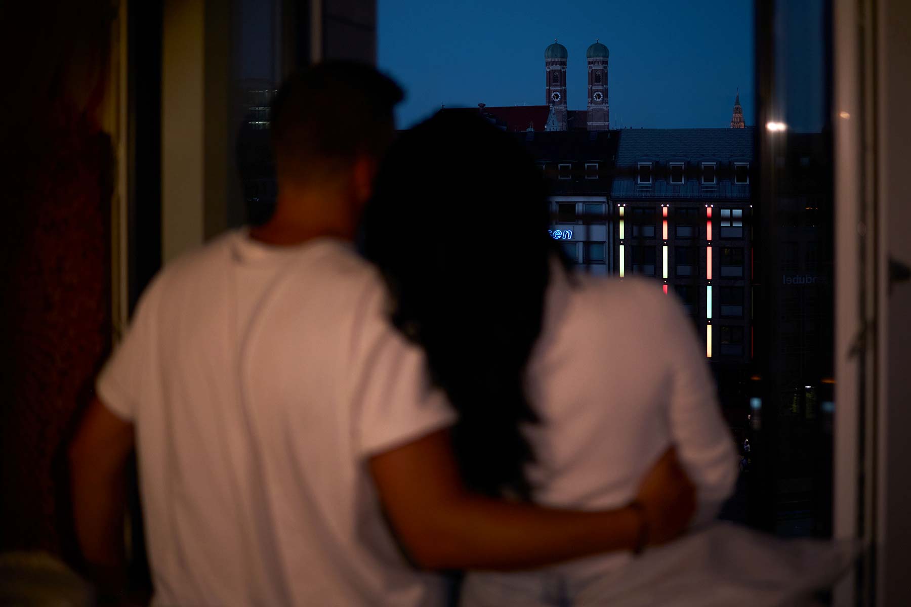 Man und Frau schauen durch den Fenster