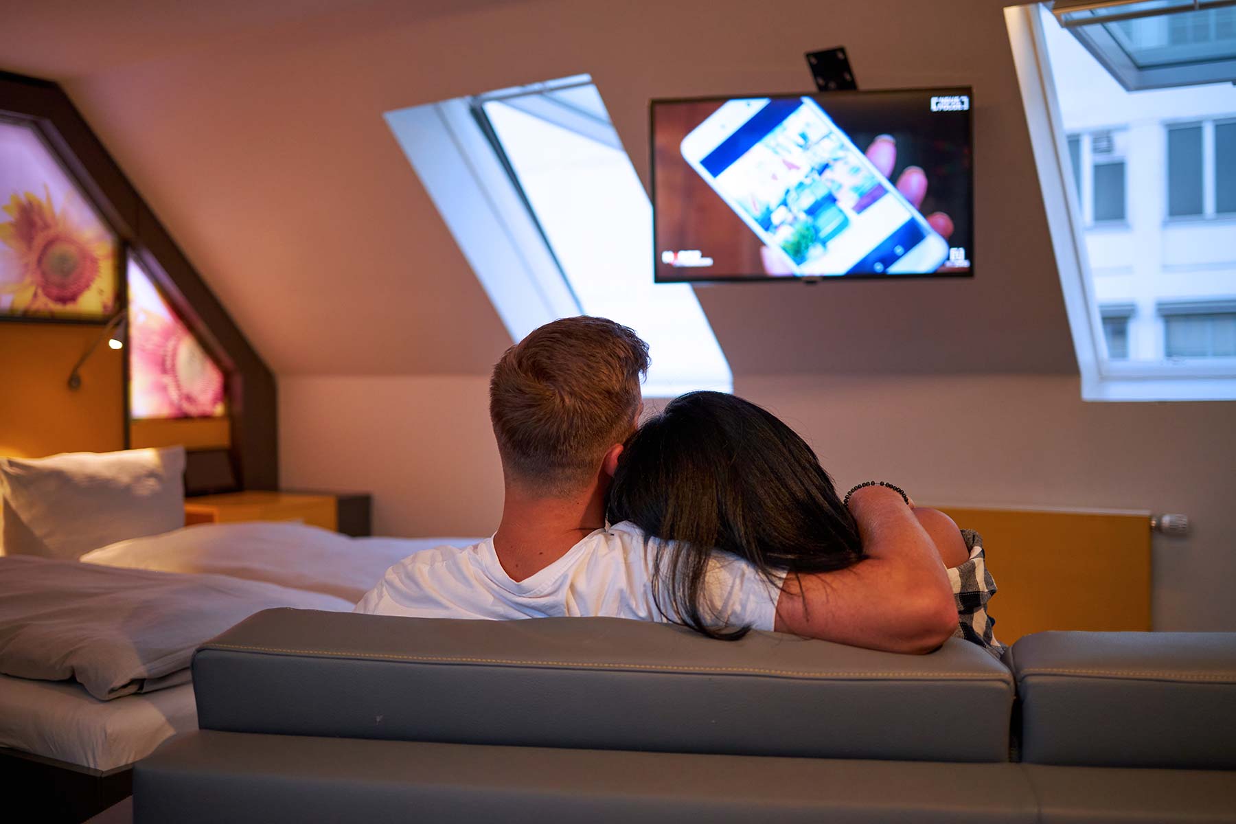 Man und Frau schauen Fernseher