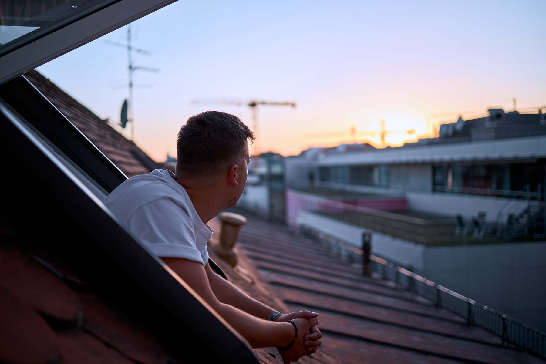 Man schaut durch den Fenster